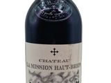 une bouteille de vin posée sur une table