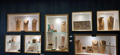 une vitrine présentant de nombreux types de bijoux différents