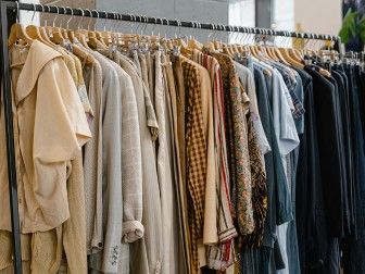 un portemanteau suspendu à une tringle dans un magasin