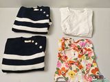trois vêtements disposés sur une table