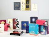 beaucoup de parfums différents sur la table