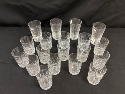 un grand nombre de verres posés sur une table