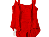 un maillot de bain une pièce rouge sur lequel est cousue une étiquette