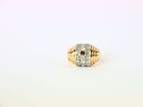 une bague en or jaune avec un diamant serti au centre