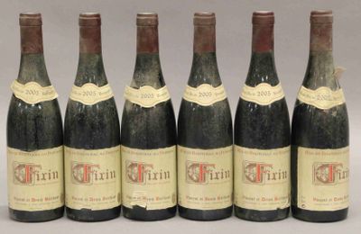 six bouteilles de vin sont alignées dans une rangée