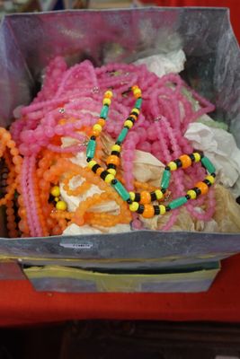 un panier rempli de perles multicolores posé sur une table