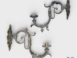 deux appliques murales fixées au mur
