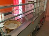 une vitrine en verre contenant des aliments, dans une cuisine