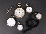 de nombreux types de montres de poche sur la table