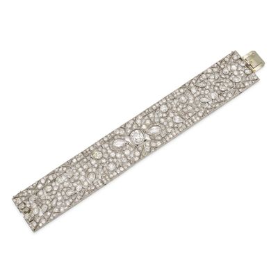 un bracelet en diamants et en or blanc