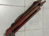 un mur sur lequel sont fixés tout un tas de bâtons en bois
