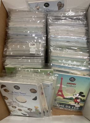 beaucoup de CD dans une boîte posée sur la table