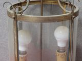 une lanterne en verre contenant deux ampoules