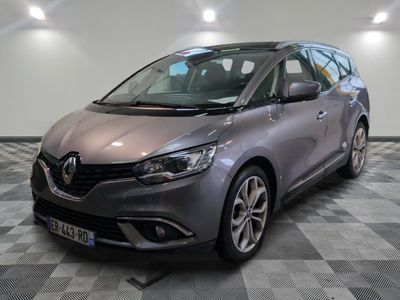la voiture grise est garée sur un sol en damier dans le garage