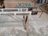 une machine posée sur une table dans une pièce