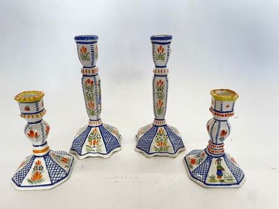 trois bougeoirs posés sur une table