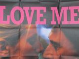 affiche du film « Love Me », mettant en scène un homme et une femme