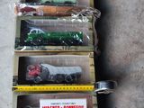 trois boîtes de petits trains et une règle par terre