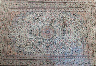 TAPIS oriental à décor mille fleurs et feuillages de tonalit…