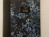 un livre bleu et noir posé sur une table blanche