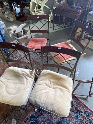 two chairs that are sitting on a rug in a room