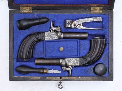 une boîte contenant un assortiment de différents types d'armes à feu
