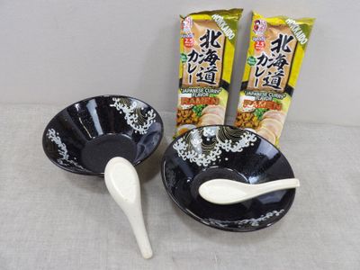 deux bols et une cuillère posés sur une table