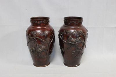 deux vases bruns posés l'un à côté de l'autre sur une surface blanche