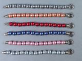 un gros plan sur une rangée de perles de différentes couleurs posées sur une table