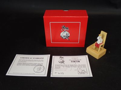 une boîte rouge contenant une petite figurine