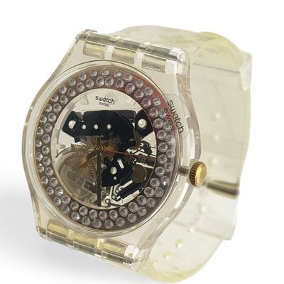 une montre en plastique dont le cadran est orné de diamants