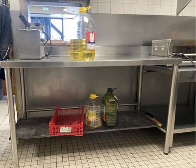 Table desserte en inox à traverse d’entrejambe. - Photo 1