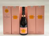 trois cartons roses de champagne et une bouteille de champagne