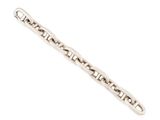 gros plan d'un bracelet en argent sur fond blanc