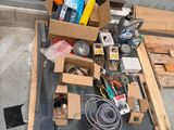 une pile d'objets assortis sur une palette