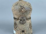 un gros plan d'un vase sur lequel est représenté un visage