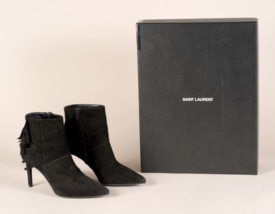 Bottines noires à talons de Saint Laurent, ornées de pompons