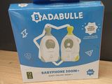 une boîte contenant deux babyphones, posée sur une table