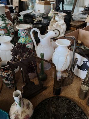 de nombreux vases et autres objets posés sur la table