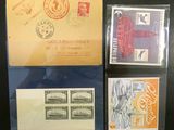 Plusieurs timbres et enveloppes sont exposés sur une table