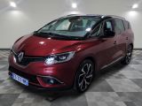 la voiture rouge est garée sur un sol en damier dans le garage