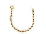 un bracelet en or de type « corde » muni d'un fermoir, sur fond blanc