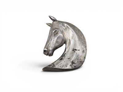 une image représentant une sculpture de tête de cheval sur fond blanc