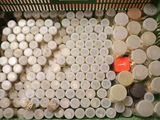 un panier vert rempli d'une multitude de gobelets en plastique