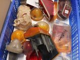 un panier bleu rempli d'objets divers posé sur une table