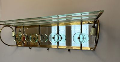 une étagère en verre équipée d'un miroir et de crochets