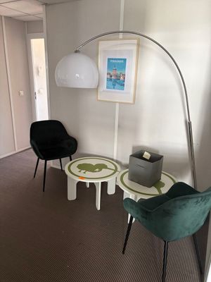 deux chaises et une table dans le coin d'une pièce