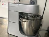 un mixeur posé sur le plan de travail de la cuisine