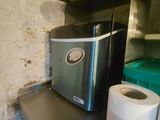 deux rouleaux de papier toilette posés à côté d'un grille-pain sur un plan de travail