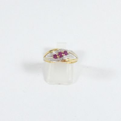 une image d'une bague sertie d'un rubis et d'un diamant